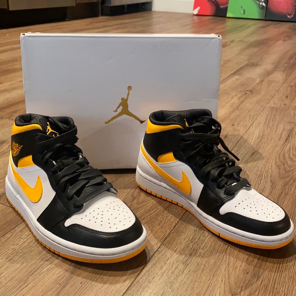 Nike Jordan Women's Shoes Air Jordan 1 Mid SE Light Club